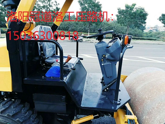 洛阳冠道洛工4吨压路机.jpg 4吨压路机