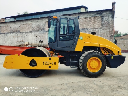 10吨单钢轮无级变速自动挡振动压路机