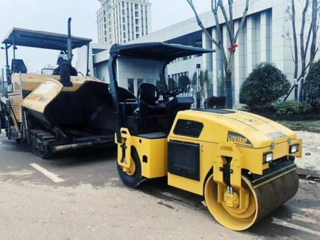 4吨前钢轮后轮胎振动压路机
