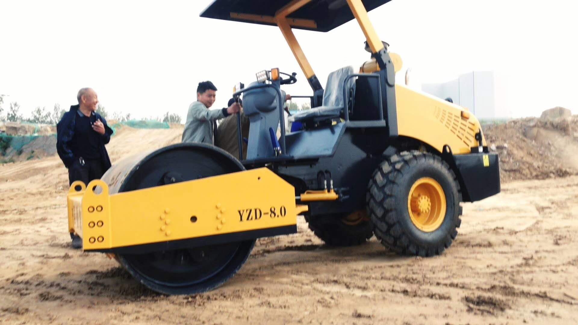 4吨前钢轮后轮胎振动压路机